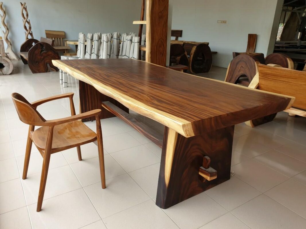 Kenapa Furniture Trembesi Jepara Jadi Pilihan Utama Pecinta Interior Klasik Modern?