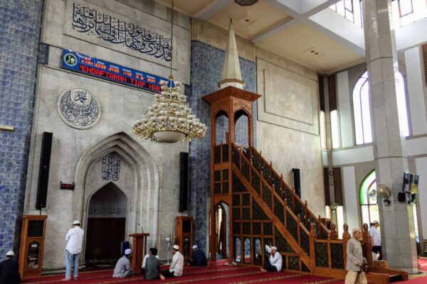Rahasia Mimbar Masjid Kayu Jati Jepara yang Ideal: Menyatukan Kenyamanan Khatib dan Keindahan
