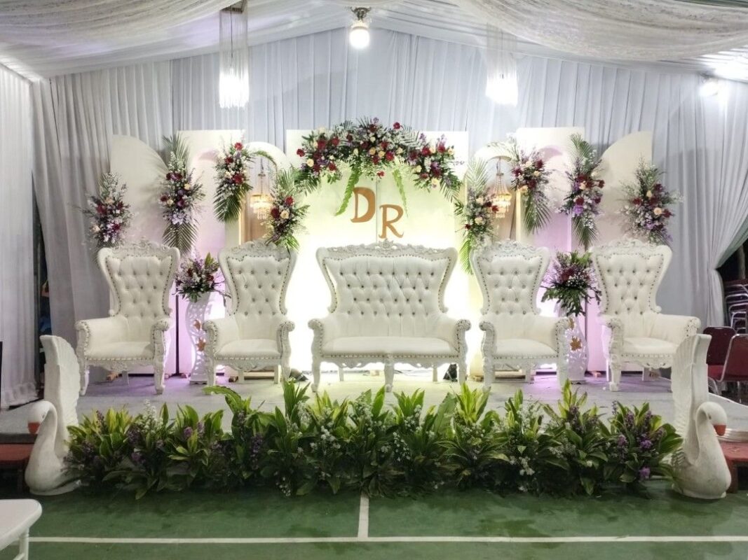Set Pelaminan Mewah Jepara Kayu Jati: Sentuhan Rustic Elegan untuk Pernikahan Tak Terlupakan