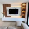 Backdrop TV minimalis mewah dengan aksen marmer dan lampu LED