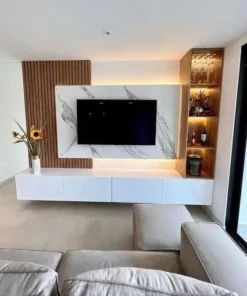 Backdrop TV minimalis mewah dengan aksen marmer dan lampu LED