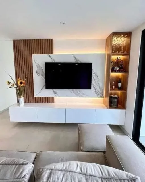 Backdrop TV minimalis mewah dengan aksen marmer dan lampu LED