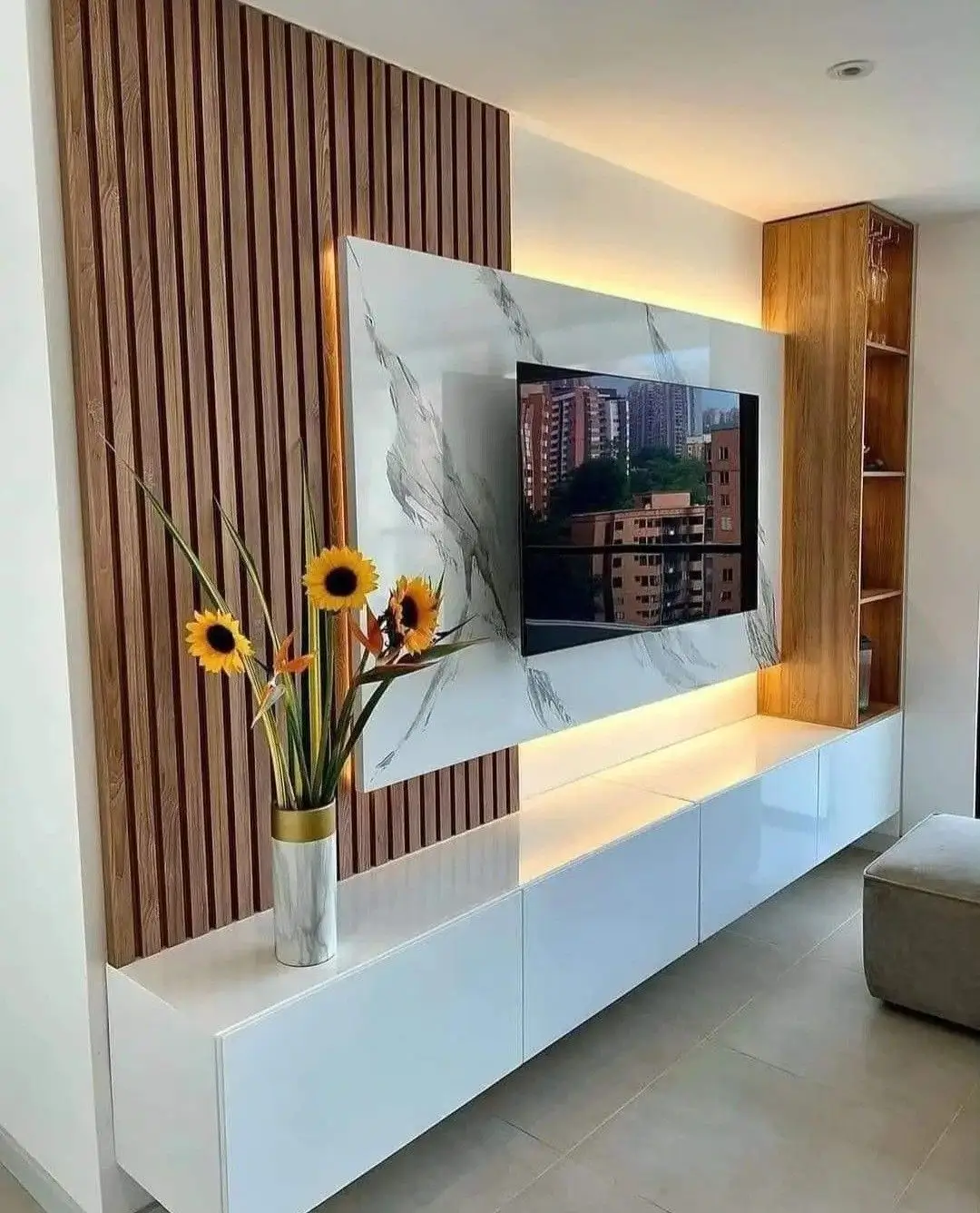 Backdrop TV minimalis mewah dengan aksen marmer dan lampu LED