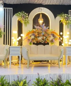 Kursi pelaminan elegan dengan desain mewah untuk pesta pernikahan