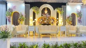 Kursi pelaminan elegan dengan desain mewah untuk pesta pernikahan