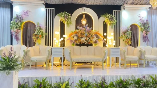 Kursi pelaminan elegan dengan desain mewah untuk pesta pernikahan