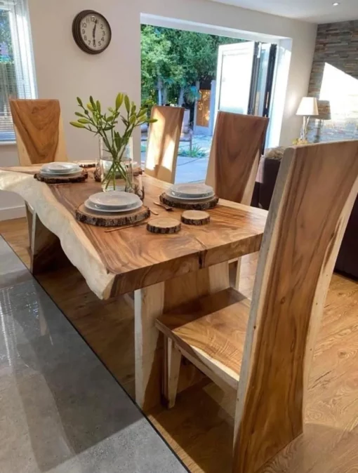 Meja makan kayu trembesi solid dengan kursi kayu serasi dan desain natural elegan