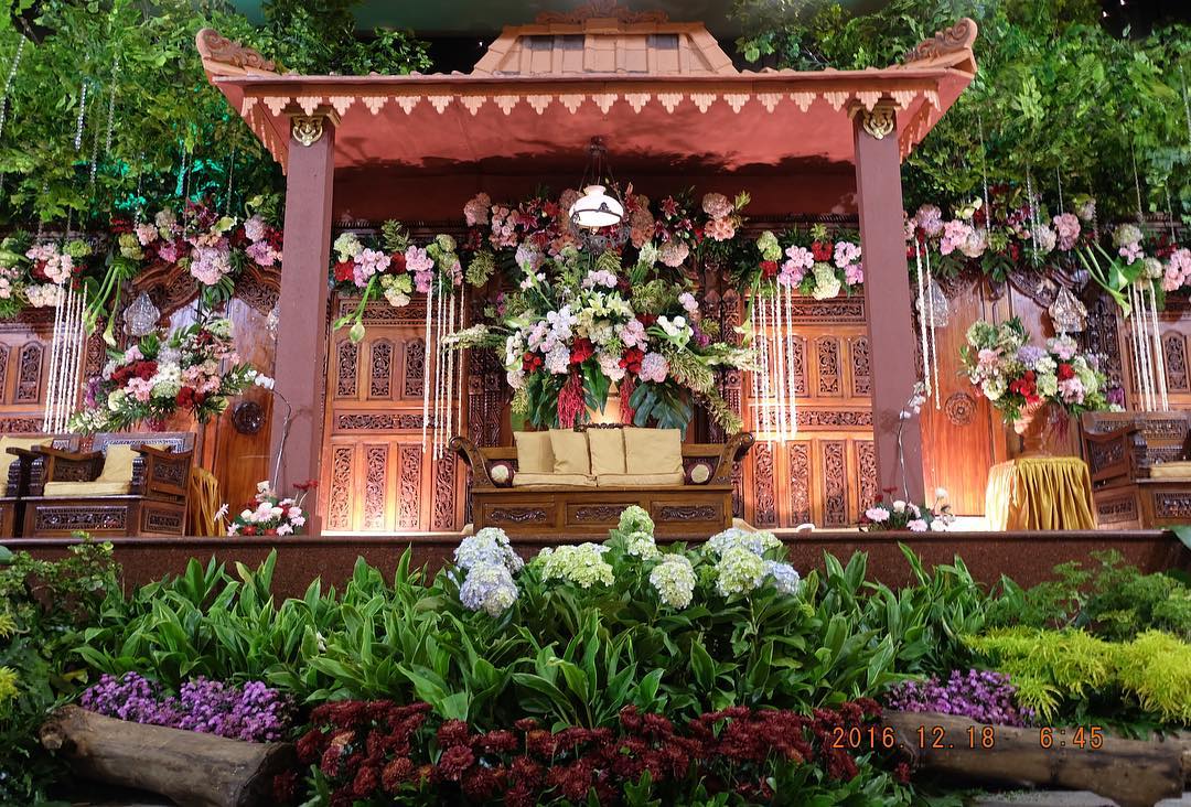 Menghadirkan Nuansa Klasik Jawa melalui Dekorasi Pelaminan Jepara Paling Bagus 1 Menghadirkan Nuansa Klasik Jawa melalui Dekorasi Pelaminan Jepara Paling Bagus