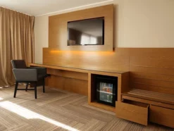 Backdrop TV Kamar Hotel Kayu Jati & Playwood