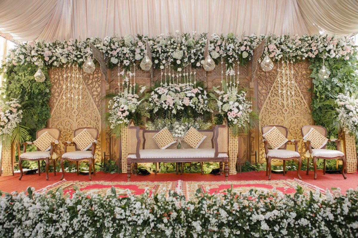 Desain Pelaminan Klasik dari Jepara: Elegan, Mewah, dan Penuh Makna 1 Desain Pelaminan Klasik dari Jepara: Elegan, Mewah, dan Penuh Makna