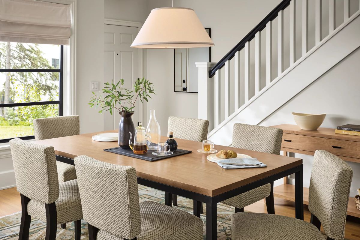 Meja Makan Ruang Makan: Jantung Rumah yang Menghadirkan Kehangatan Tiada Henti 1 Meja Makan Ruang Makan: Jantung Rumah yang Menghadirkan Kehangatan Tiada Henti