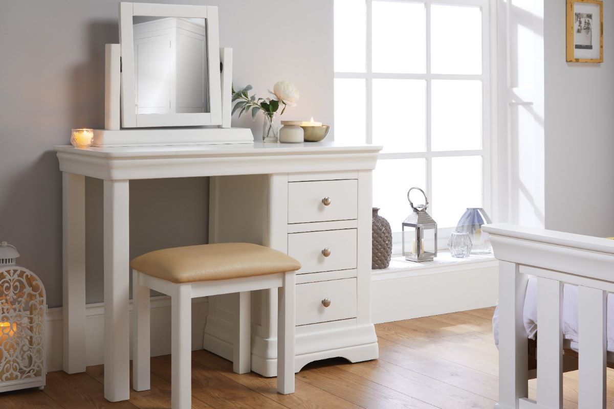 Memilih Meja Rias Kayu Jati: Investasi Estetika dan Kualitas Jangka Panjang 1 Memilih Meja Rias Kayu Jati: Investasi Estetika dan Kualitas Jangka Panjang