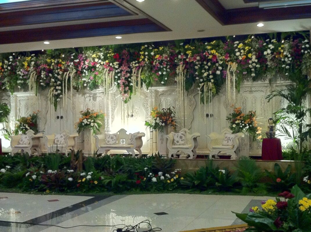 Set Pelaminan Elegan Jepara: Filosofi, Jenis, dan Tren Dekorasi Pernikahan Masa Kini 1 Set Pelaminan Elegan Jepara: Filosofi, Jenis, dan Tren Dekorasi Pernikahan Masa Kini