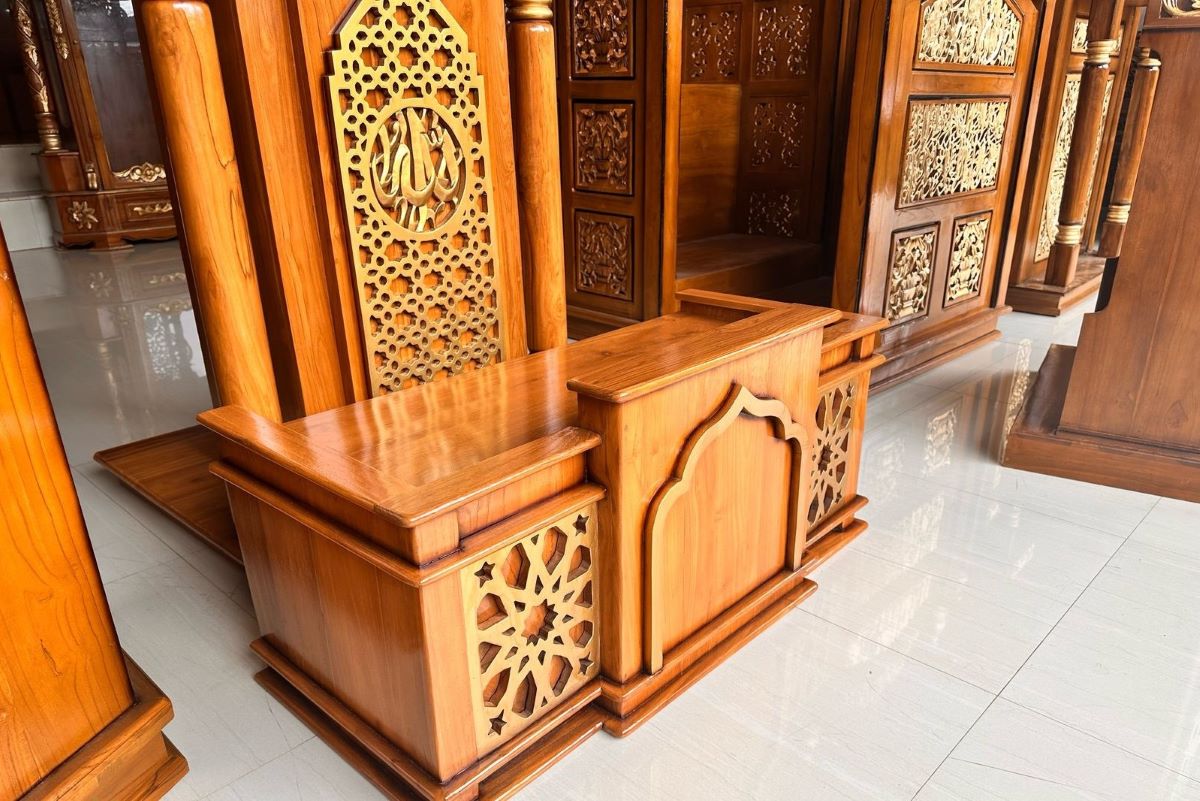 Dari Alam untuk Ibadah: Keunggulan Mimbar Kayu Jati yang Tahan Lama dan Estetik 1 Dari Alam untuk Ibadah: Keunggulan Mimbar Kayu Jati yang Tahan Lama dan Estetik