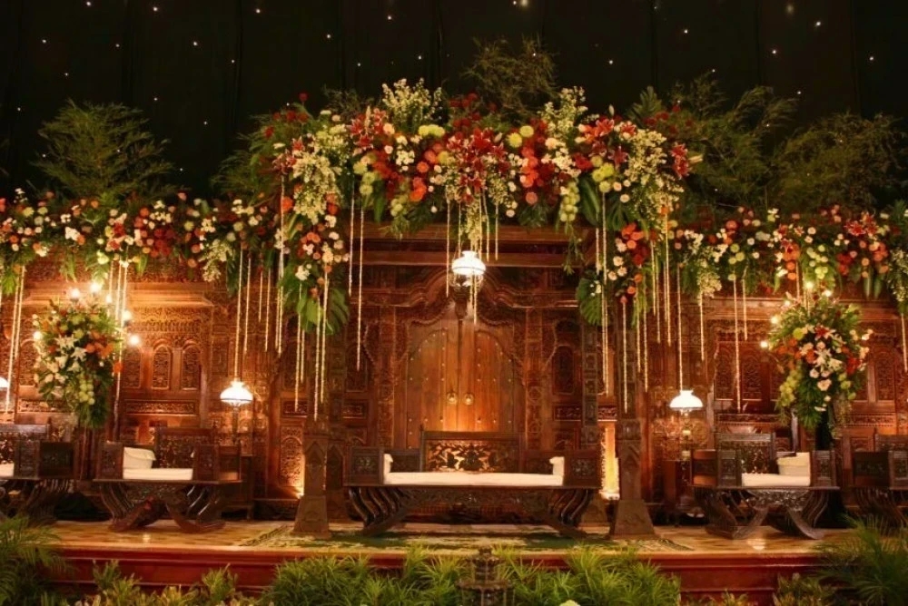 Furniture Pelaminan Jepara: Koleksi Kursi Pengantin, Gebyok, dan Dekorasi Altar yang Elegan 1 Furniture Pelaminan Jepara: Koleksi Kursi Pengantin, Gebyok, dan Dekorasi Altar yang Elegan