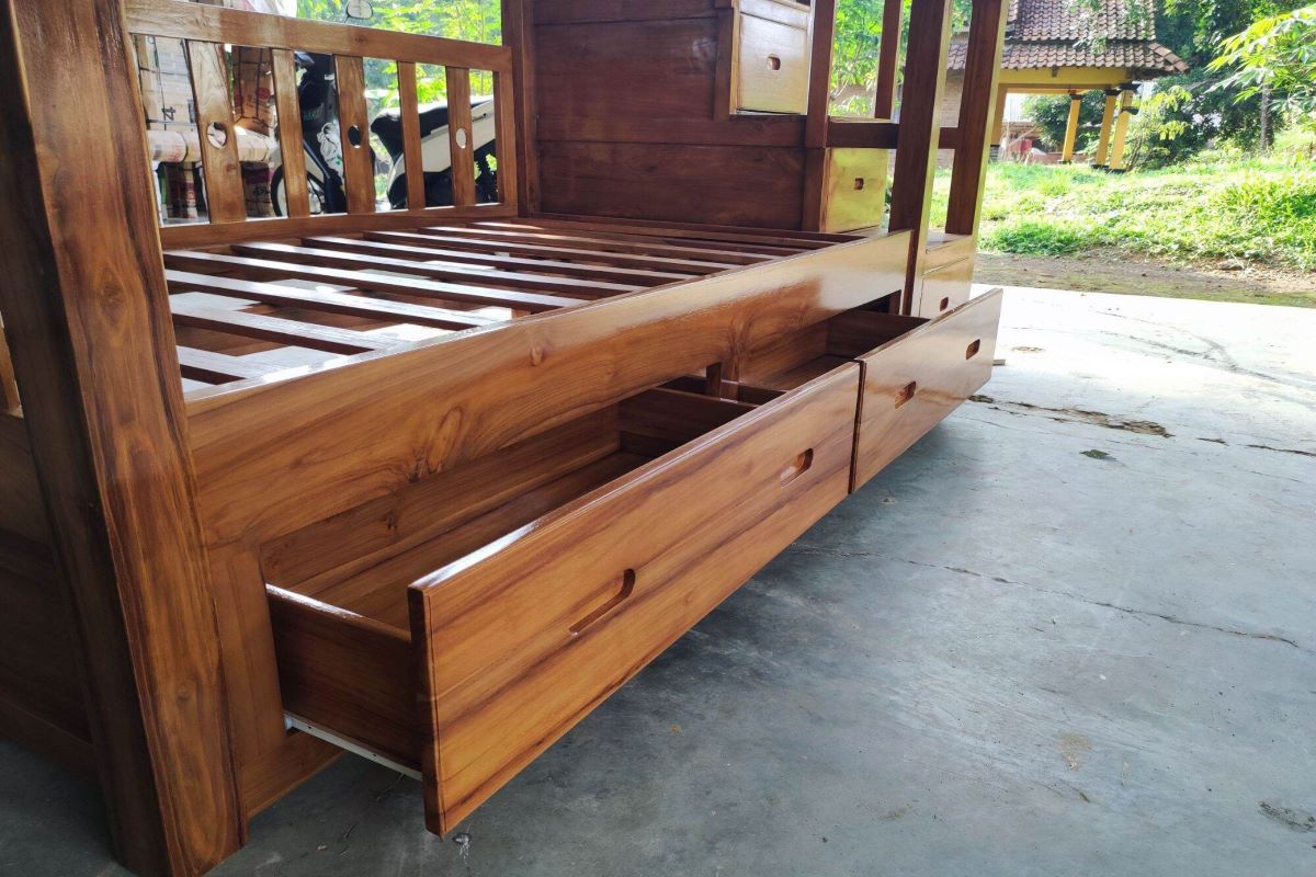 Solusi Hemat Ruang dengan Dipan Tingkat Kayu Jati untuk Apartemen dan Rumah Kecil 1 Solusi Hemat Ruang dengan Dipan Tingkat Kayu Jati untuk Apartemen dan Rumah Kecil