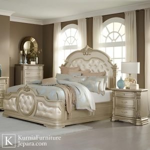 Tempat tidur klasik mewah gaya Eropa dengan jok empuk dan rangka kayu elegan warna krem