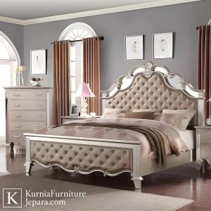 Tempat tidur klasik mewah dengan jok empuk dan rangka kayu elegan untuk kamar tidur utama
