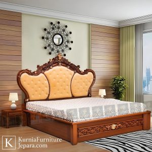 Ranjang kayu klasik mewah ukiran dengan desain jok tufted elegan