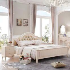 Tempat tidur anak putih klasik dari kayu dengan sandaran empuk dan desain elegan