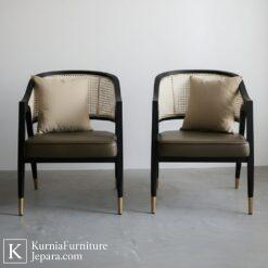 Kursi kayu unik untuk cafe dengan desain estetik berbahan kayu solid yang nyaman dan kokoh.