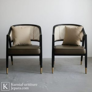 Kursi kayu unik untuk cafe dengan desain estetik berbahan kayu solid yang nyaman dan kokoh.
