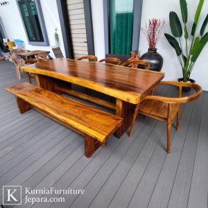 Meja trembesi solid dengan desain natural dan serat kayu alami, cocok untuk ruang makan modern dan elegan.