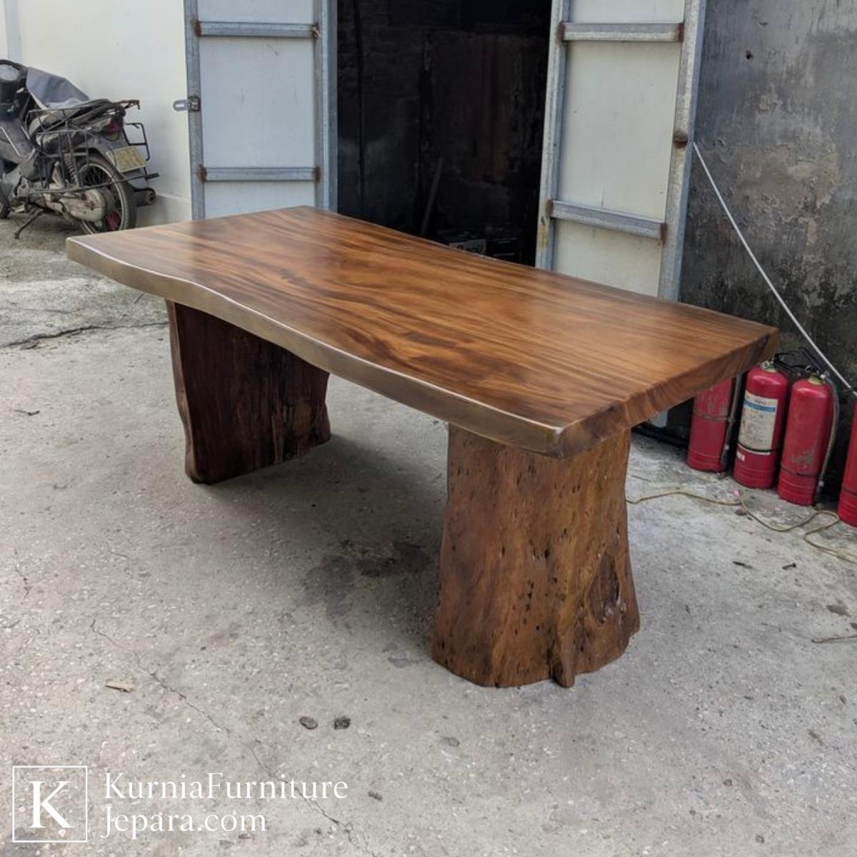 Jual Meja Kayu Trembesi Berkualitas, Kayu Solid Asli Jepara 4 Jual meja kayu trembesi berkualitas dari kayu solid dengan desain live edge dan serat alami yang unik.