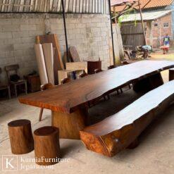 Jual meja makan kayu trembesi premium dari kayu solid utuh dengan serat alami eksklusif dan desain live edge elegan.