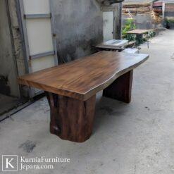 Jual meja kayu trembesi berkualitas dari kayu solid asli Jepara dengan desain live edge dan serat kayu alami yang unik.