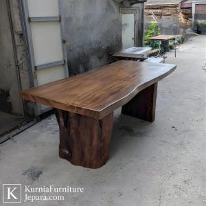 Jual meja kayu trembesi berkualitas dari kayu solid asli Jepara dengan desain live edge dan serat kayu alami yang unik.