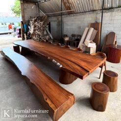 Jual meja makan kayu trembesi berbahan kayu solid dengan serat alami dan desain live edge yang kokoh dan elegan.