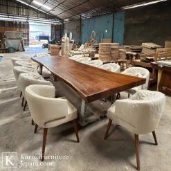 Meja Makan Trembesi Jepara Berkualitas Kayu Solid Utuh Tanpa Sambungan 5 Meja makan trembesi Jepara berbahan kayu solid utuh dengan serat alami khas dan desain live edge yang kokoh.