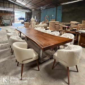 Meja makan trembesi Jepara berbahan kayu solid utuh dengan serat alami khas dan desain live edge yang kokoh.