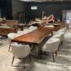 Meja makan trembesi Jepara berbahan kayu solid utuh dengan serat alami dan desain live edge yang kokoh dan elegan.