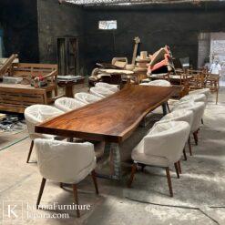 Meja makan trembesi Jepara berbahan kayu solid utuh dengan serat alami dan desain live edge yang kokoh dan elegan.