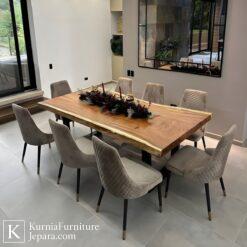 Meja makan trembesi murah dari kayu solid dengan serat alami dan desain natural yang kokoh dan elegan.