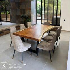Meja makan trembesi murah berbahan kayu trembesi solid dengan serat alami dan desain natural yang kokoh.