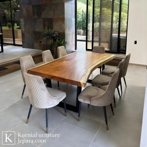 Meja makan trembesi murah berbahan kayu trembesi solid dengan serat alami dan desain natural yang kokoh.