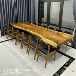 Meja makan kayu trembesi utuh dengan serat kayu alami dan desain solid, menampilkan kesan mewah serta elegan untuk ruang makan.