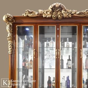 Megah Lemari Kaca Hias Jati Ukiran Eropa dengan Pencahayaan LED dan Ornamen Emas 8 Untitled design 10 16