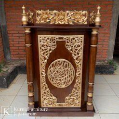Mimbar masjid mewah kayu jati dengan ukiran tradisional Jepara dan kaligrafi Islami elegan