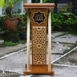 mimbar masjid sederhana kayu solid dengan desain minimalis dan ukiran islami natural