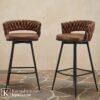 bangku bar kayu dengan dudukan kulit cokelat dan kaki hitam