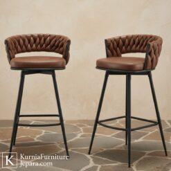 bangku bar kayu dengan dudukan kulit cokelat dan kaki hitam
