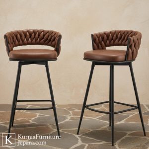 bangku bar kayu dengan dudukan kulit cokelat dan kaki hitam