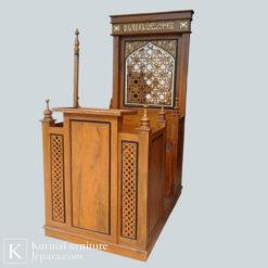 Mimbar masjid jepara jati dengan ukiran islami klasik berbahan kayu jati solid