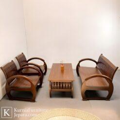 Kursi untuk ruang tamu kecil dari kayu dengan desain minimalis dan bentuk ramping