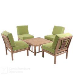 Kursi untuk ruang tamu kecil dari kayu dengan bantalan empuk dan desain minimalis