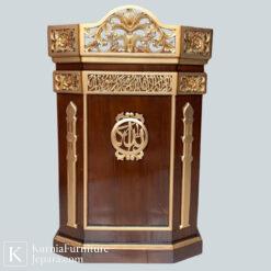 Mimbar masjid ukiran Jepara dari kayu jati dengan kaligrafi Islami dan aksen emas